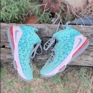 Lebron James Youth Basketball Shoes Size Youth 4.5 never worn outside the gym